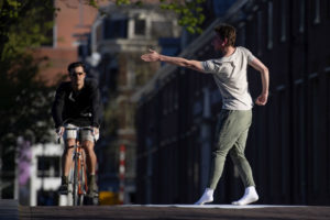 Κορωνοϊός: Διεθνή χορογραφία στους άδειους δρόμους του Άμστερνταμ