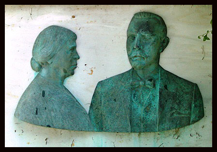 1974: Πεθαίνει ο γλύπτης και καθηγητής των Ανωτάτης σχολής καλών τεχνών Μιχαήλ Τόμπρος. Γεννήθηκε το 1889 στην Αθήνα, σπούδασε κοντά στον Βρούτο και Σώχο. Το 1968 εξελέγη ακαδημαϊκός και άφησε πολλά γλυπτά αγάλματα σε μάρμαρο, μπρούντζο, γύψο και πηλό.