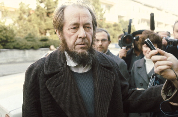 1994:  Ο συγγραφέας του “αρχιπελάγους του Γκουλάγκ” και “Μιά μέρα με τον Ιβάν Ντενίσοβιτς” Αλεξάντερ Σολζενίτσιν μετά απο 20 έτη αυτοεξορίας σε χώρες της Δύσης, επιστρέφει στη Μόσχα μετά την κατάρρευση του κομμουνιστικού καθεστώτος.