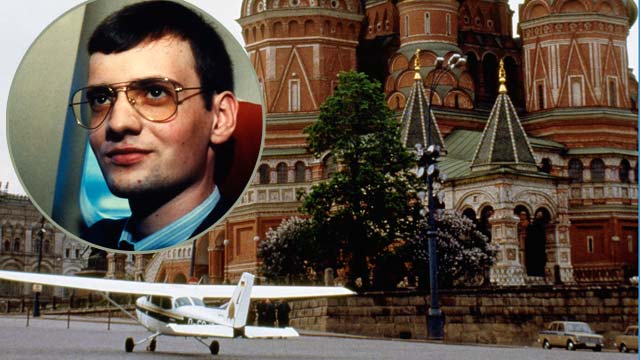 1987: Ενας 19χρονος Γερμανός, ρεζιλεύει τα συστήματα ασφαλείας της Σοβιετίας στη Μόσχα. Ο Ματίας Ρούστ πετάει με ένα δικινητήριο «Τσέσνα» από το Ελσίνκι στην Κόκκινη πλατεία της Μόσχας, παραβιάζοντας ανενόχλητος τον εναέριο χώρο της ΕΣΣΔ.