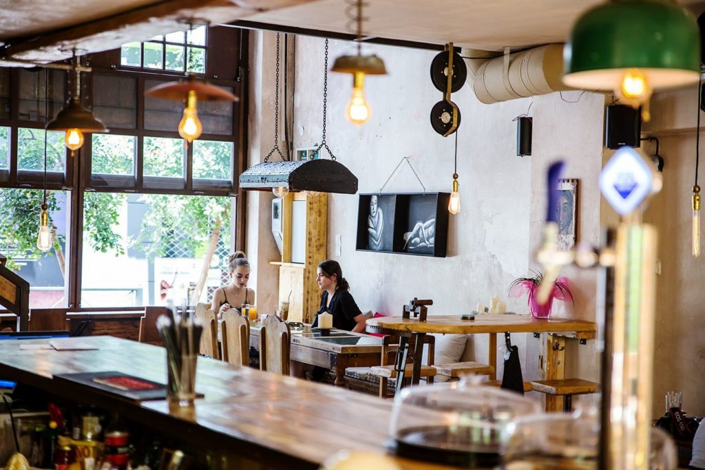 Η Τροχαλία στο Μαρούσι: Café-bar που έχει καθιερωθεί ως σημείο συνάντησης στα Βόρεια Προάστια