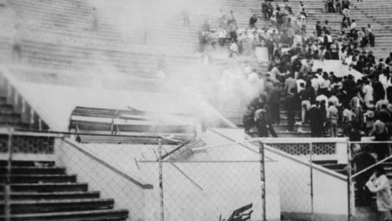 1964: Σε βίαια  αιματηρά επεισόδια που ξεσπούν  κατά την διάρκεια ποδοσφαιρικού αγώνος στη Λίμα, όταν ο διαιτητής ακύρωσε γκόλ του Περού σε βάρος της Αργεντινής, σκοτώνονται 300 άτομα  και τραυματίζονται άλλα 650! 