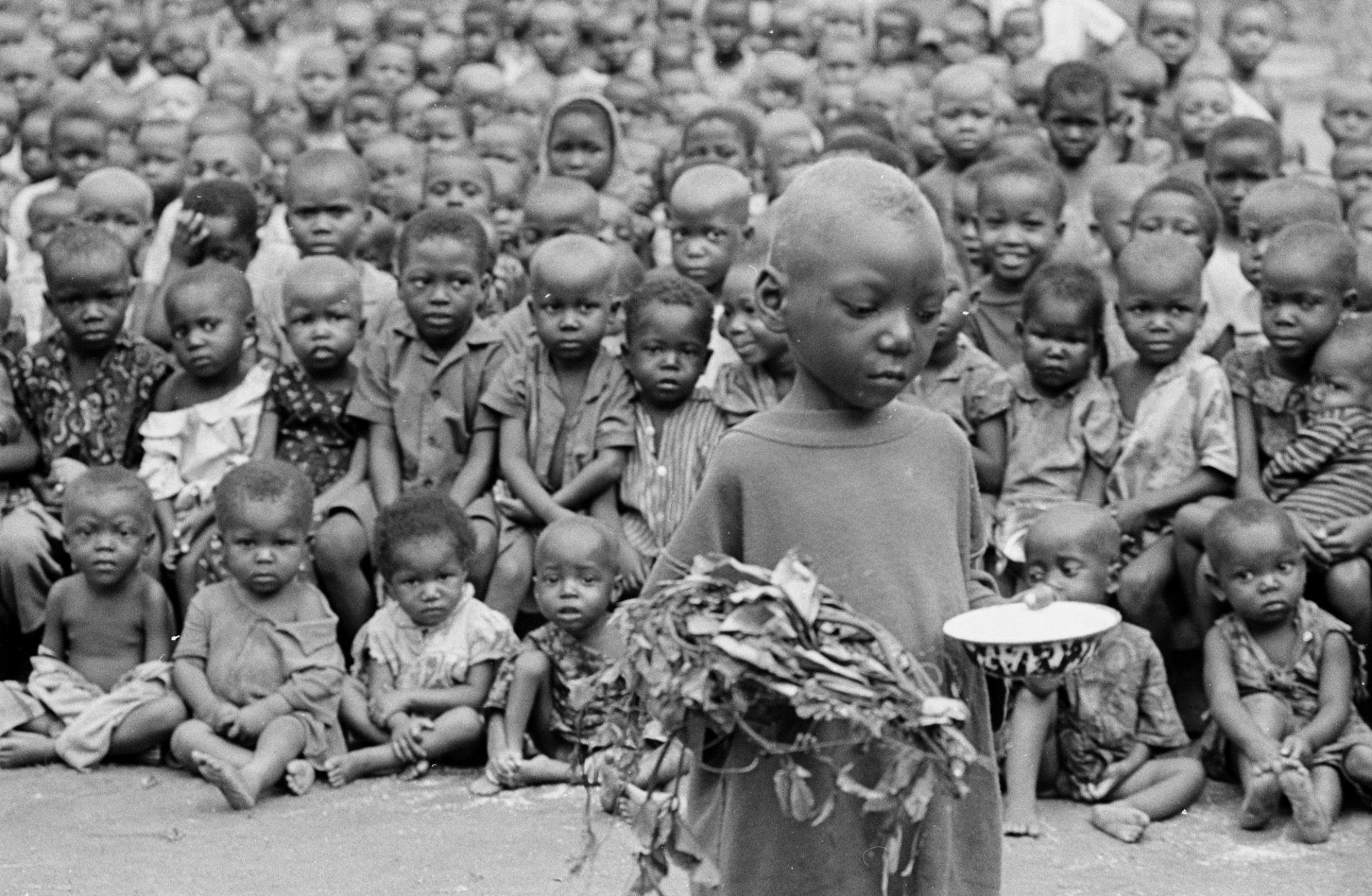 1968: Μαίνεται ο εμφύλιος πόλεμος στη Νιγηρία, ενώ η πείνα θερίζει τη Μπιάφρα. Σύμφωνα με τον Ερυθρό Σταυρό, τουλάχιστον  έως 10 χιλιάδες άτομα πεθαίνουν κάθε μέρα, στην πλειοψηφία τους μικρά παιδιά, πολλά εκ των οποίων είναι ορφανά.