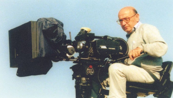 1998: Ο ΄Ελληνας σκηνοθέτης Θόδωρος Αγγελόπουλος κερδίζει τον Χρυσό Φοίνικα στις Κάννες με την ταινία “ η αιωνιότητα και μία μέρα”, επιβράβευση του σκηνοθέτη για τις ποιοτικές ταινίες που έχει γυρίσει όλα τα προηγούμενα χρόνια.