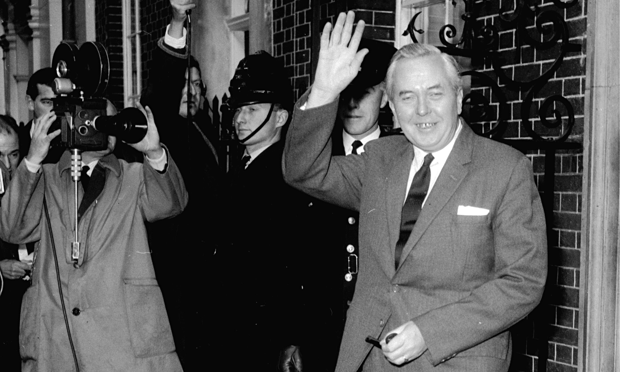 1995: Πεθαίνει ο Άγγλος πολιτικός Χάρολντ Ουίλσον. Γεννήθηκε το 1916 και διετέλεσε δύο φορές πρωθυπουργός, 1964-70 και 1974-76, ΄Οταν έγινε η  τουρκική εισβολή στην Κύπρο, εμποδίστηκε απο τις ΗΠΑ να επέμβει...