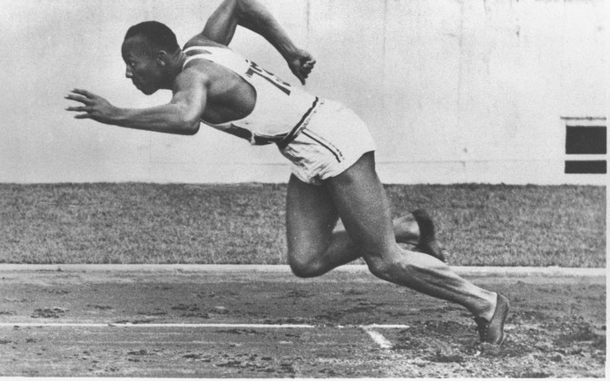 1935:  Ο αμερικανός αθλητής Τζέσε ΄Οουενς  καταρρίπτει το παγκόσμιο ρεκόρ στο άλμα εις μήκος με 8 μέτρα και 13 εκατοστά, σπάζοντας ταυτόχρονα και το φράγμα των 8 μέτρων κατά τη διάρκεια του πρωταθλήματος στο Αν Αρμπορ των ΗΠΑ.