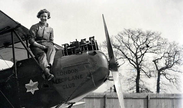 1930: Η πρώτη γυναίκα αεροπόρος, η Αμι Τζόνσον πραγματοποιεί μόνη της πτήση 11.000 μιλίων, διανύοντας με επιτυχία την απόσταση από την Αγγλία στην Αυστραλία και προσγειώνεται ομαλά στο Ντάργουιν.