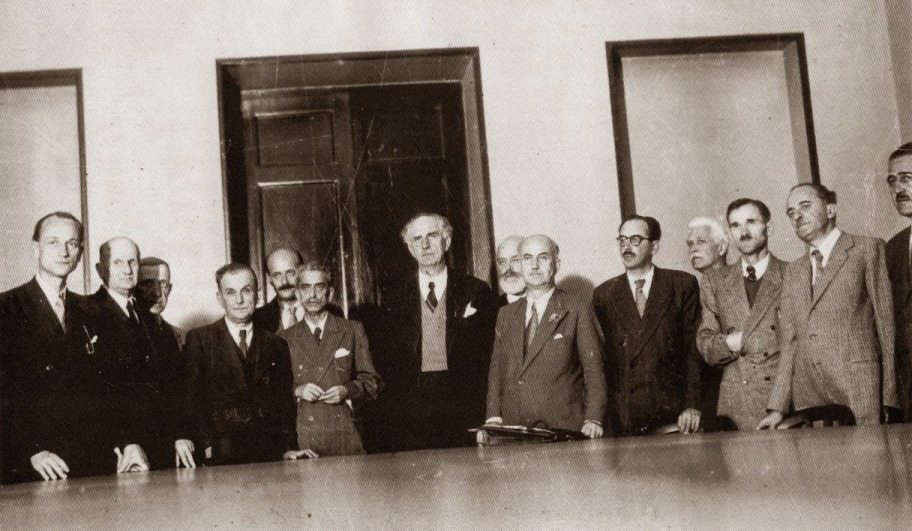 1944:  Ο Γεώργιος Παπανδρέου μετά την Διάσκεψη του Λιβάνου, αφού ενημέρωσε το βασιλιά για την επικρατούσα κατάσταση, έλαβε εντολή σχηματισμού κυβέρνησης. Τη συγκρότησε αμέσως και μετέχουν σ’ αυτήν οι Σοφ. Βενιζέλος, Π. Ράλλης, Κανελλόπουλος, Μυλωνάς, Καρτάλης, Τσάτσος Ρέντης Σπ. Θεοτόκης.