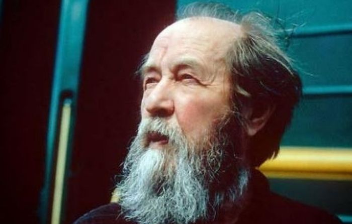 1994: Ο μεγάλος ρώσος συγγραφέας Αλεξάντερ Σολζενίτσιν, πολέμιος του κομμουνιστικού καθεστώτος, επιστρέφει στη Μόσχα ύστερα από 20 χρόνια αυτοεξορίας στο εξωτερικό.