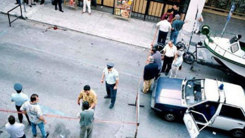 1997: Η τρομοκρατική οργάνωση «17Νοέμβρη» δολοφονεί μέρα μεσημέρι στην οδό Φίλωνος του Πειραιά, τον 40χρονο εφοπλιστή Κωστή Περατικό. Στην προκήρυξή της ισχυρίζεται ότι το θύμα αγόρασε τα ναυπηγεία Ελευσίνος σε ξεπούλημα από το Κράτος.