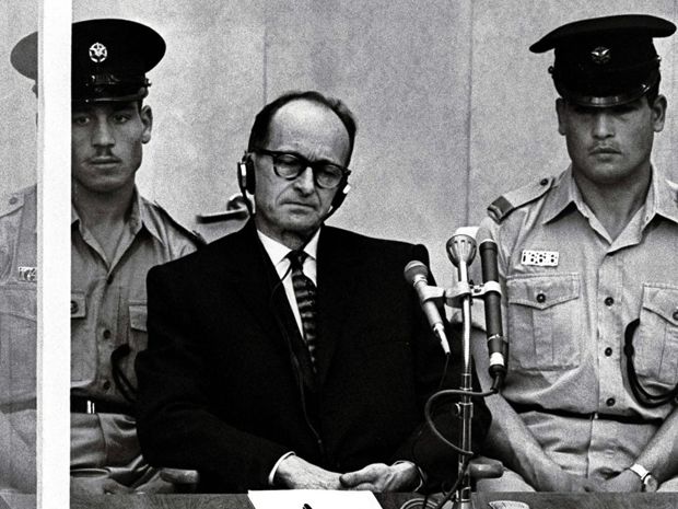 1960: Ο εγκληματίας πολέμου ΄Αντολφ ΄Αϊχμαν, που μετά την κατάρρευση της Γερμανίας διέφυγε μαζί με άλλους εγκληματίες στη Λατινική Αμερική, ανακαλύπτεται, αναγνωρίζεται και συλλαμβάνεται  στην Αργεντινή από  ισραηλινούς πράκτορες που τον μεταφέρουν σε φυλακές του Ισραήλ.