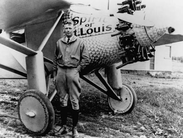 1927:  Ένας τολμηρός Αμερικάνος αεροπόρος, ο 25χρονος  Τσαρλς Λίντμπεργκ σε ένα παράτολμο εγχείρημα του,  γίνεται ο πρώτος άνθρωπος που διασχίζει μόνος του  τον Ατλαντικό ωκεανό, πιλοτάροντας το μονοπλάνο του.