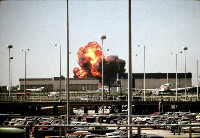 1979:  Αμερικανικό επιβατηγό αεροσκάφος  DC 10  κατέπεσε και συνετρίβη κοντά στο αεροδρόμιο Ο’ Χερ του Σικάγου με αποτέλεσμα να βρουν ακαριαίο θάνατο οι 273 επιβάτες και το  πλήρωμα.