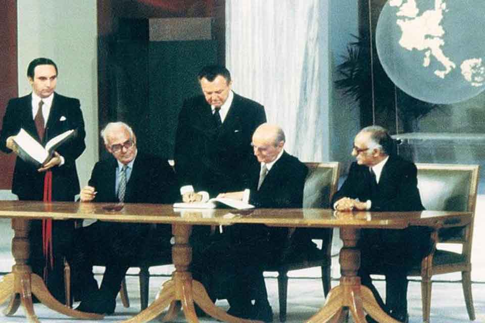1979:  Υπογράφεται στο Ζάππειο Μέγαρο η ιστορική συμφωνία ένταξης της Ελλάδος ως 10ο μέλος στην ΕΟΚ παρουσία του Γάλλου προέδρου Ζισκάρ Ντ’ Εσταίν. Την υπέγραψε ο πρωθυπουργός Κων. Καραμανλής και οι υπουργοί εξωτερικών των 9 χωρών μελών. ΠΑΣΟΚ και Αριστερά διαδηλώνουν πιο πέρα με συνθήματα « ΕΟΚ και ΝΑΤΟ το ίδιο συνδικάτο».               (Από την υπογραφή της συμφωνίας ένταξης της Ελλάδος στην ΕΟΚ)