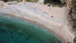 Πέντε παραλίες για μικρές αποδράσεις κοντά στο "Κλεινόν Άστυ"