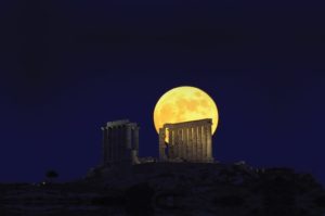 Μαγευτικό το χθεσινό ολόγιομο φεγγάρι του «κόκκινου ελαφιού»