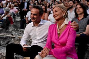 Στο Αρχαίο Θέατρο Επιδαύρου βρίσκεται ο πρωθυπουργός Κυριάκος Μητσοτάκης με τη σύζυγό του Μαρέβα