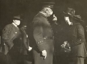 Ισπανική γρίπη, η πανδημία της γρίπης πέρασε στις Ηνωμένες Πολιτείες το 1918 ενώ οι μάσκες "πήραν" το δικό τους ρόλο στους πολιτικούς και πολιτιστικούς πολέμους