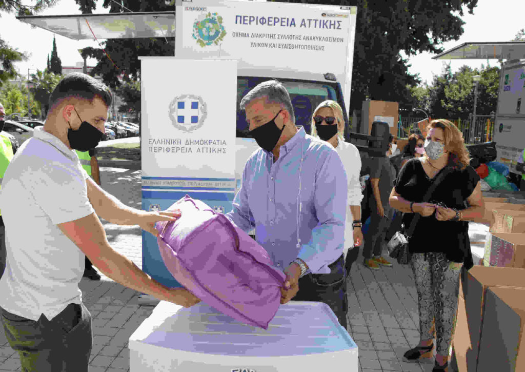 Είκοσι δύο φορτηγά με είδη πρώτης ανάγκης για τους πληγέντες στη Θεσσαλία, συγκεντρώθηκαν σε 11 σημεία της Αττικής