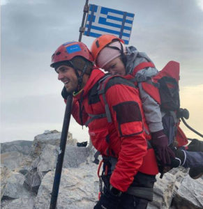 Η Ελλάδα στην κορυφή της ανθρωπιάς:Πάτησε την κορυφή του Ολύμπου έχοντας στην πλάτη του 22χρονη φοιτήτρια με κινητικά προβλήματα