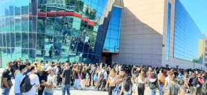 Πανεκπαιδευτικό συλλαλητήριο: "συνάντηση διαμαρτυρίας" πλήθος μαθητών στην είσοδο του mall Αμαρουσίου, ένταση εξωτερικά του εμπορικού κέντρου και του υπουργείου Παιδείας