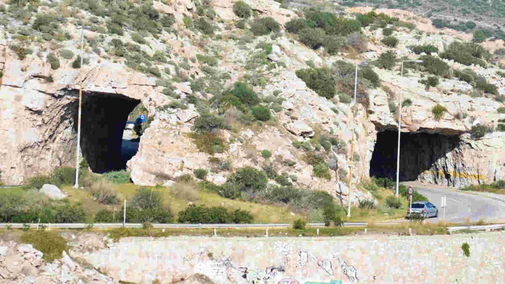 Έκτακτες κυκλοφοριακές ρυθμίσεις από σήμερα για 15 ημέρες στη Λεωφόρο Αθηνών -Σουνίου με κατεύθυνση το Σούνιο στη σήραγγα “Λουμπάρδα” (Τρύπες του Καραμανλή)