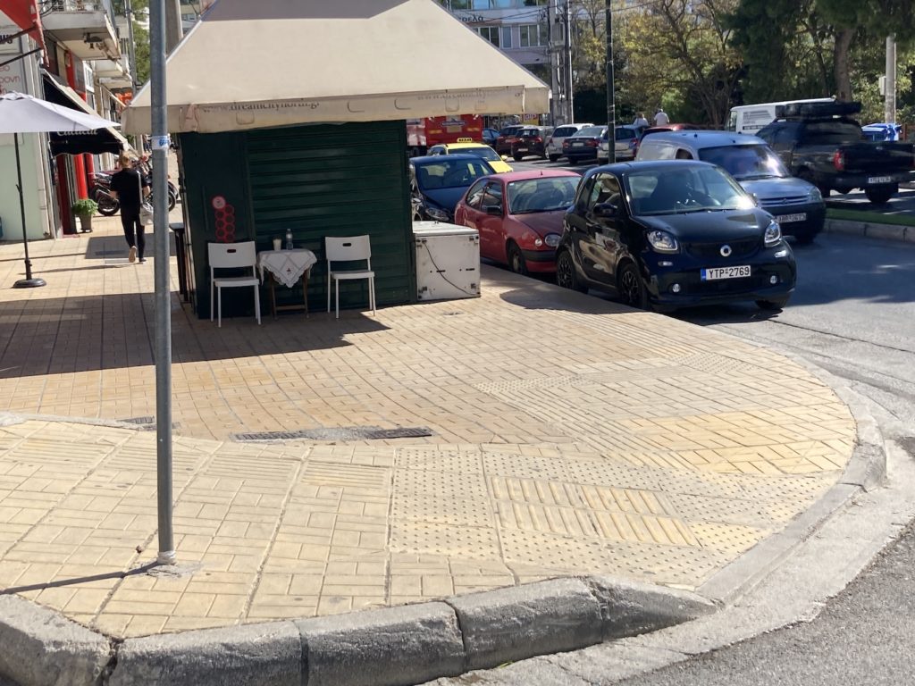 Απομακρύνεται το περίπτερο από το πεζοδρόμιο της οδού Δημοκρατίας και Ηρώου. Δήμητρα Κεχαγιά: Αναβαθμίζουμε την αισθητική της πόλης, διευκολύνουμε την κίνηση των πεζών