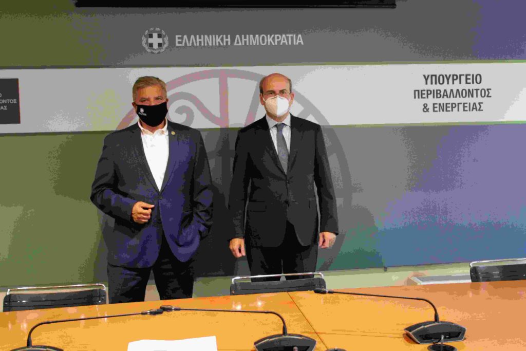 Σύσκεψη με τον Υπουργό Περιβάλλοντος και Ενέργειας Κωστή Χατζηδάκη. Στο επίκεντρο η πορεία υλοποίησης του Σχεδίου Διαχείρισης Στερεών Αποβλήτων