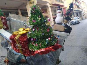 Ο "Πατρινός" που διακόσμησε τη μοτοσικλέτα του με χριστουγεννιάτικα στολίδια προκειμένου όλοι να μπορούν να τη θαυμάσουν με ασφάλεια από τα σπίτια τους 