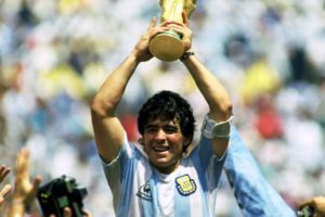 Ο θρύλος του ποδοσφαίρου Diego Maradona πέθανε σε ηλικία 60 ετών