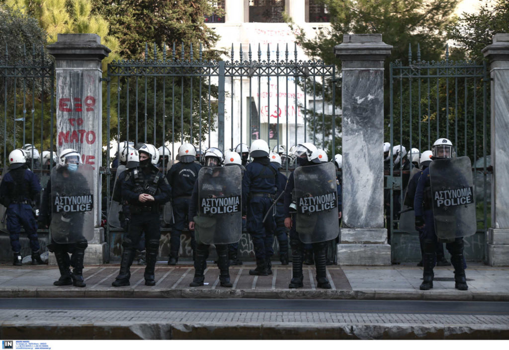 Πολυτεχνείο με lockdown και… απαγόρευση συγκεντρώσεων: 5.000 αστυνομικοί στο δρόμο, ελικόπτερα και drones στον αέρα