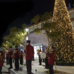 Ο Δήμαρχος Αμαρουσίου Θεόδωρος Αμπατζόγλου φωταγώγησε το Χριστουγεννιάτικο Δέντρο του Δήμου στην πλατεία ΗΣΑΠ