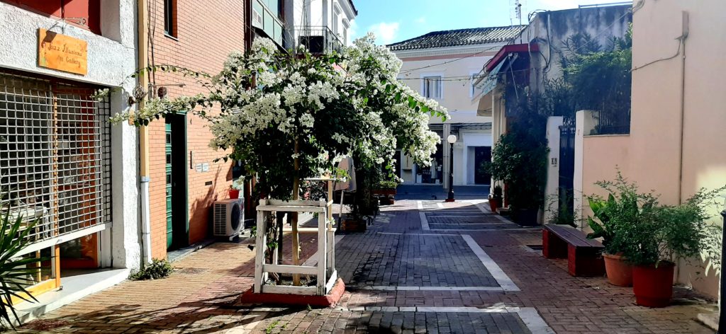 Lockdown για 2 μήνες ακόμα; Τι θα γίνει με την απαγόρευση κυκλοφορίας τα Χριστούγεννα