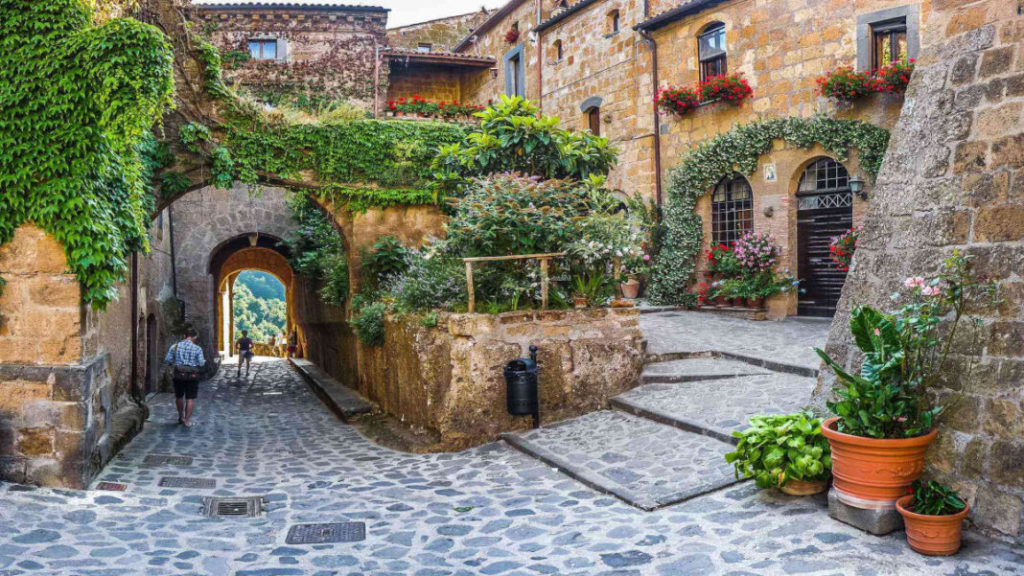 Είναι το ιταλικό μοντέλο “albergo diffuso” η νέα τάση στη διαμονή; Ιδανικό ξενοδοχείο εν μέσω κορονοϊού σε μαγευτικές τοποθεσίες!