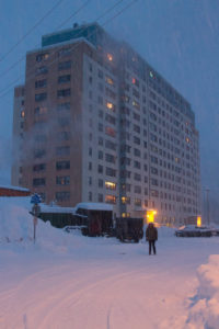 Αλάσκα: Μια ολόκληρη πόλη ζει μέσα σ' ένα κτίριο! - Έχει σχολείο, εκκλησία και νοσοκομείο (video)
