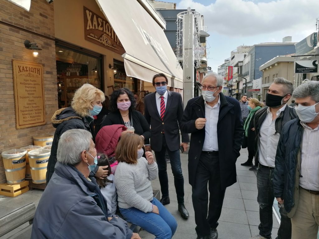 Επίσκεψη του Δημάρχου Αμαρουσίου Θεόδωρου Αμπατζόγλου στο Εμπορικό Κέντρο της πόλης, την παραμονή της Πρωτοχρονιάς