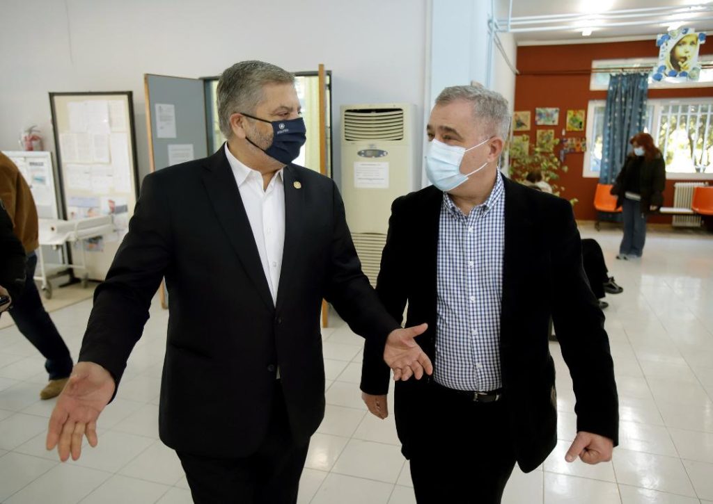 Ανταποκριθήκαμε στο αίτημα του Κέντρου Υγείας Βάρης, για την προμήθεια ενός απινιδωτή, εν όψει της μετατροπής του σε Εμβολιαστικό Κέντρο 3 Ανταποκριθήκαμε στο αίτημα του Κέντρου Υγείας Βάρης, για την προμήθεια ενός απινιδωτή, εν όψει της μετατροπής του σε Εμβολιαστικό Κέντρο