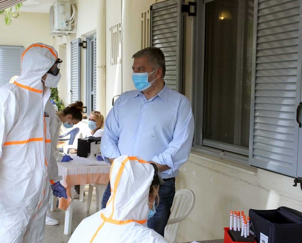 Toν εμβολιασμό των ατόμων με αναπηρία και των ηλικιωμένων που δεν μπορούν να μετακινηθούν, προτίθεται να αναλάβει η Περιφέρεια Αττικής και o ΙΣΑ διαθέτοντας στο Υπουργείο Υγείας τα εξειδικευμένα κλιμάκιά τους 3 Toν εμβολιασμό των ατόμων με αναπηρία και των ηλικιωμένων που δεν μπορούν να μετακινηθούν, προτίθεται να αναλάβει η Περιφέρεια Αττικής και o ΙΣΑ διαθέτοντας στο Υπουργείο Υγείας τα εξειδικευμένα κλιμάκιά τους