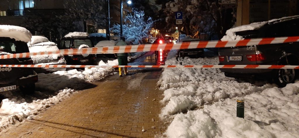 Μαρούσι: Άμεση η ανταπόκριση της Υπηρεσίας Πρασίνου του Δήμου για δέντρο που έχει γείρει και συγκρατείται επικίνδυνα από καλώδιο της ΔΕΗ.
