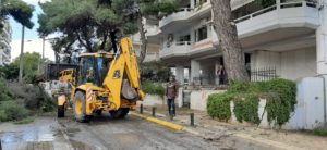 Σύσσωμη η δημοτική αρχή του Δήμου Αμαρουσίου στους δρόμους της πόλης για να απομακρύνουν επικίνδυνα δέντρα και κλαδιά από τις γειτονιές της πόλης μας (video)