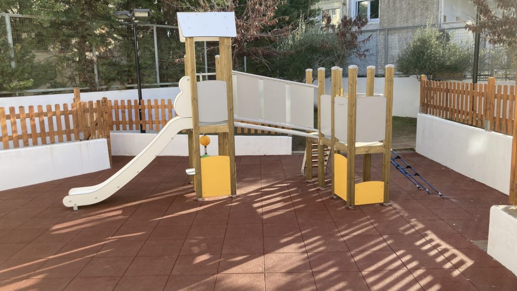 Συνεχίζεται η προσπάθεια αναβάθμισης των σχολικών χώρων. Τοποθετήθηκαν νέα, πιστοποιημένα με πρότυπα ασφαλείας, σύγχρονα και καλαίσθητα παιχνίδια στους αύλειους χώρους σε τρία νηπιαγωγεία του Δήμου Πεντέλης