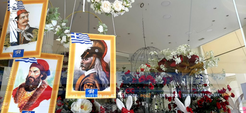 Μαρούσι 2021: H έμπνευση του Αντώνη Λεούση για μία εναλλακτική βιτρίνα αυτή τη φορά, με τις φωτογραφίες των Εθνικών Ηρώων του 1821 σε πρώτο πλάνο.