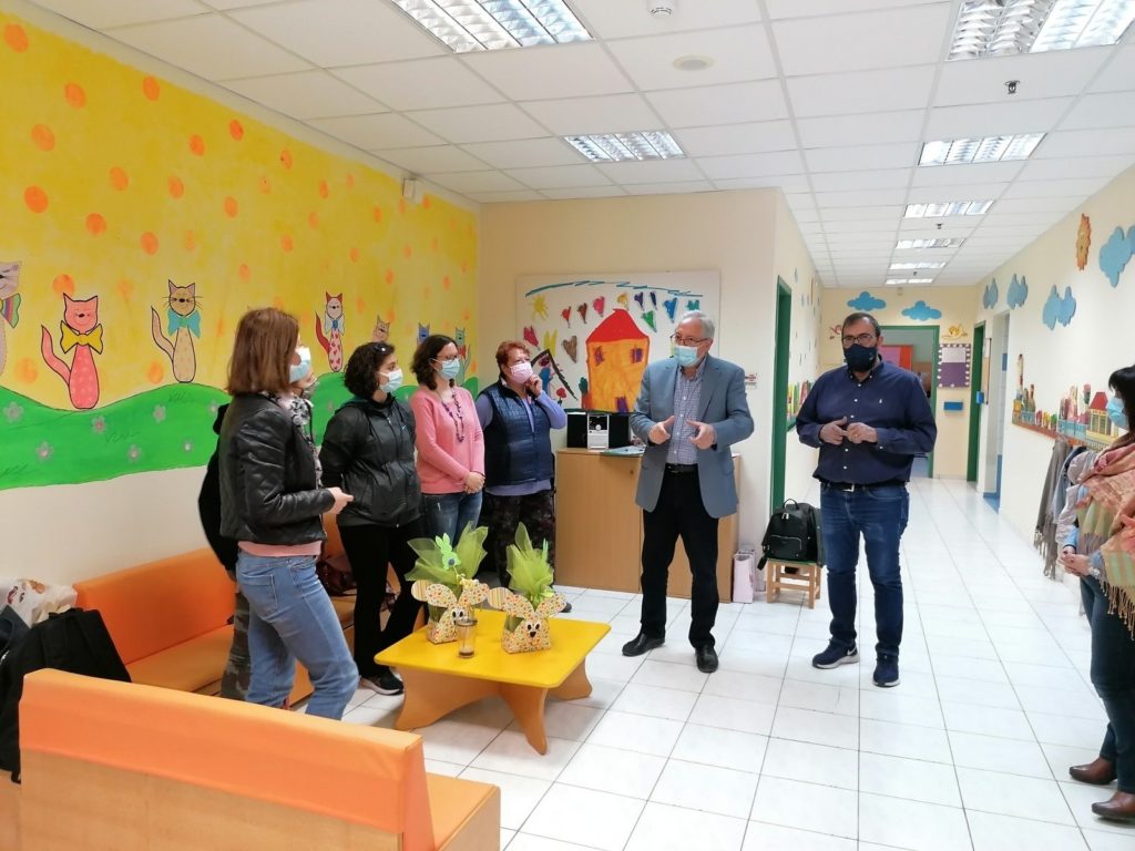 Επιθεώρηση του Δημάρχου Αμαρουσίου Θ. Αμπατζόγλου στους παιδικούς και βρεφονηπιακούς σταθμούς Πολυδρόσου, Σωρού και Κοκκινιάς