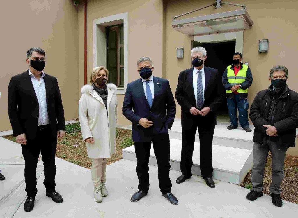 Παραδόθηκε ο ξενώνας εξυπηρέτησης των συγγενών των περιθαλπομένων στο Διοικητή του ΓΝΝΘΑ «Η ΣΩΤΗΡΙΑ» 3 Παραδόθηκε ο ξενώνας εξυπηρέτησης των συγγενών των περιθαλπομένων στο Διοικητή του ΓΝΝΘΑ «Η ΣΩΤΗΡΙΑ»