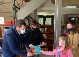 Στη Δημοτική Βιβλιοθήκη ο Δήμαρχος για να βραβεύσει τους μικρούς βιβλιοφάγους