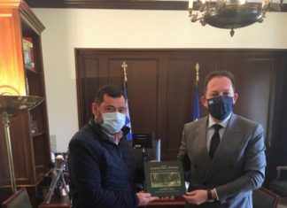 Την ιστορική έκδοση του Δήμου παρέδωσε στον Αναπληρωτή Υπουργό Εσωτερικών ο Δήμαρχος