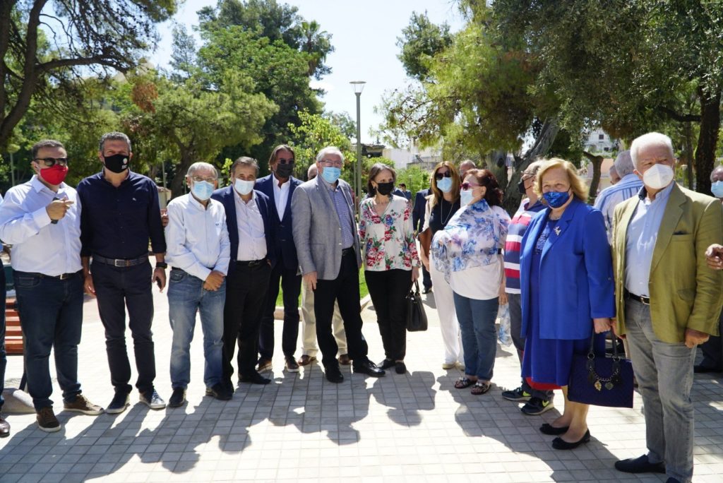 Τη νέα ανακαινισμένη πλατεία Ηρώων που αναβαθμίζει το περιβάλλον και την αισθητική της πόλης παρέδωσε στους πολίτες ο Δήμαρχος Αμαρουσίου Θ. Αμπατζόγλου