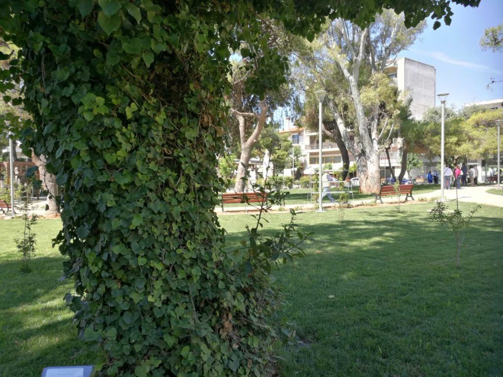 Τη νέα ανακαινισμένη πλατεία Ηρώων που αναβαθμίζει το περιβάλλον και την αισθητική της πόλης παρέδωσε στους πολίτες ο Δήμαρχος Αμαρουσίου Θ. Αμπατζόγλου
