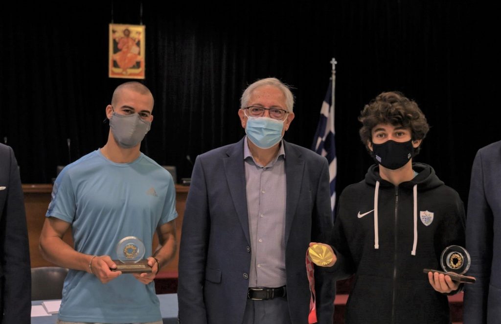 Ο Δήμαρχος Αμαρουσίου Θ. Αμπατζόγλου βραβεύει τον Παραολυμπιονίκη Αθ. Γκαβέλα και τον συνοδό του Σ. Γκαραγκάνη για το Χρυσό μετάλλιο και παγκόσμιο ρεκόρ στο Τόκιο (100μ Τ11)