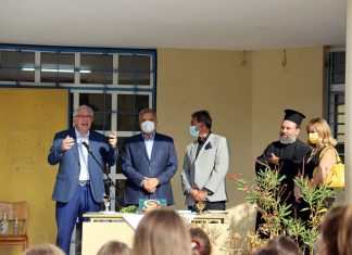 Ο Δήμαρχος Αμαρουσίου Θεόδωρος Αμπατζόγλου εγκαινιάζει το νέο γήπεδο ποδοσφαίρου (5×5) στο 18ο Δημοτικό Σχολείο